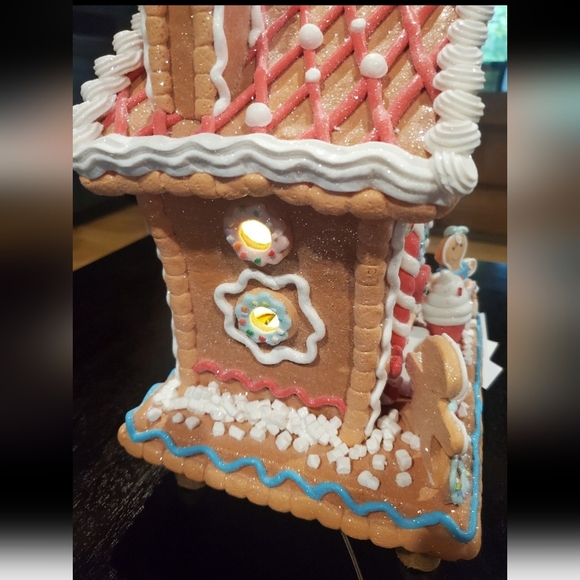 Pastel Cupcake and Gingerbread Man House-NWT - Picture 6 of 9